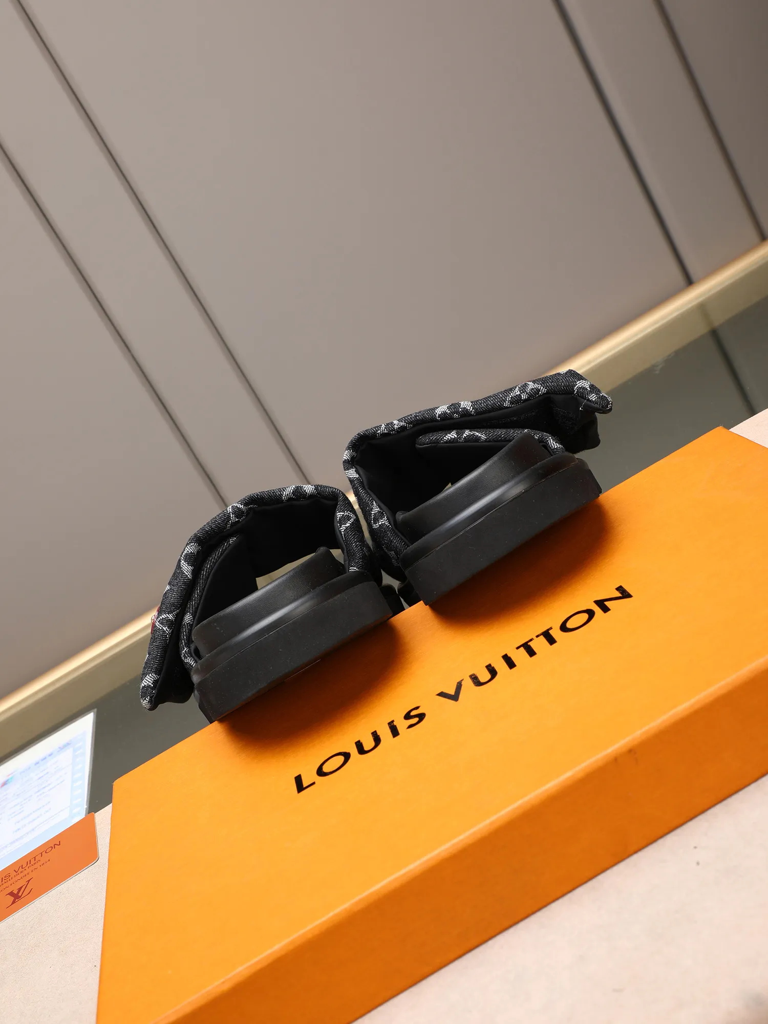 PP360 [LOUIS VUITTON] Louis Vuitton, LV printing, men's and women's slippers are on the market. The drawer box packaging comes with a cloth bag and a card. The upper pattern looks very soft and waxy, and it is a super versatile leg slimming tool. Fabric: imported denim/canvas/old fabric, LV hardware LOGO, official website pattern printing, comfortable to wear, feet: high-elastic PU water table. Sole: foam sole, heel height: about 5cm. Code number: 35-46, 35, 45, 46 are custom-made and non-returnable. Color: multiple colors and styles available.